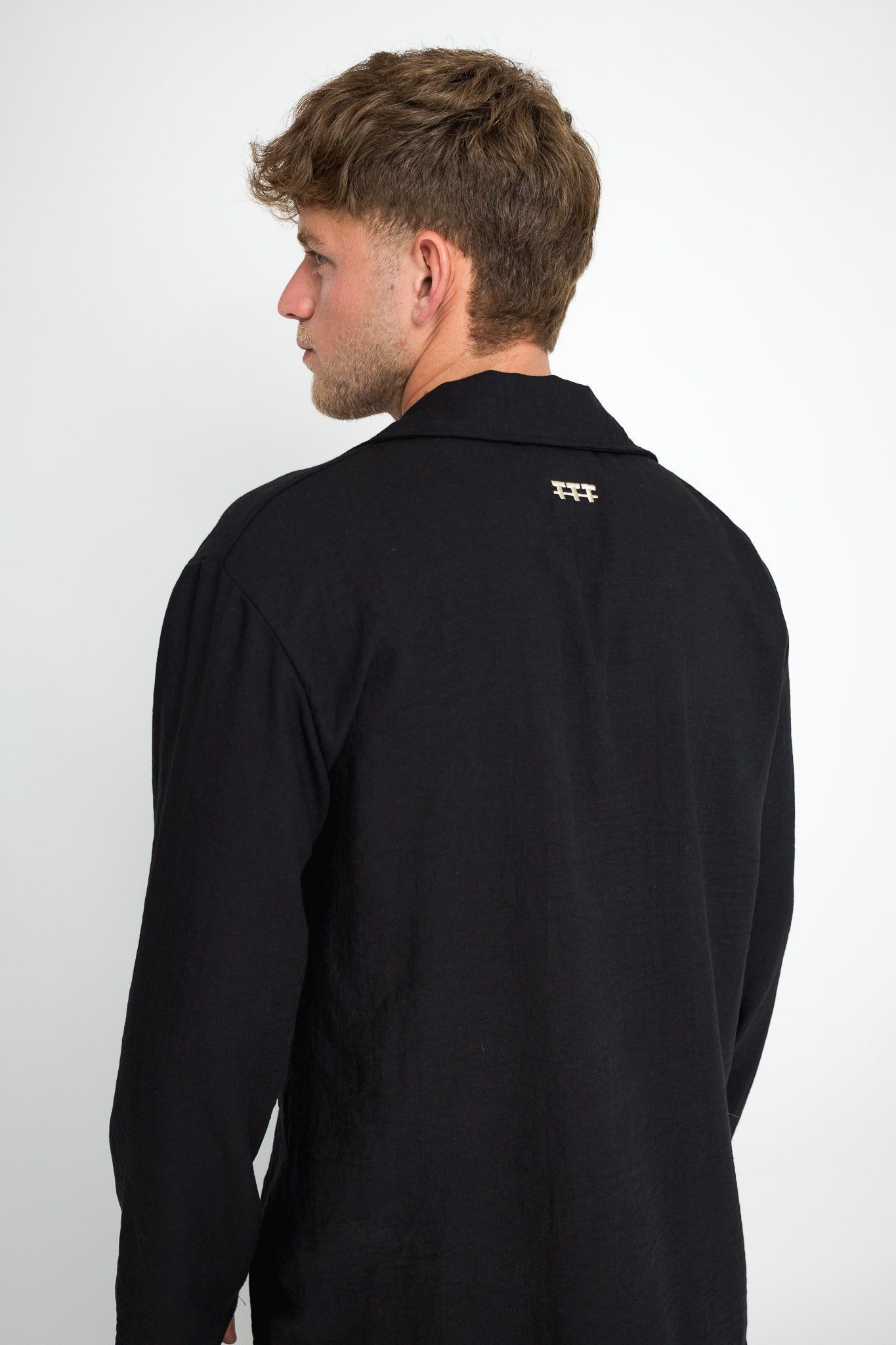 מכופתרת פשתן - שחור