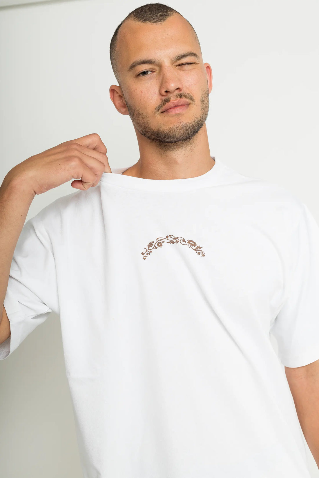 חולצה "פרחים" לגברים - לבן