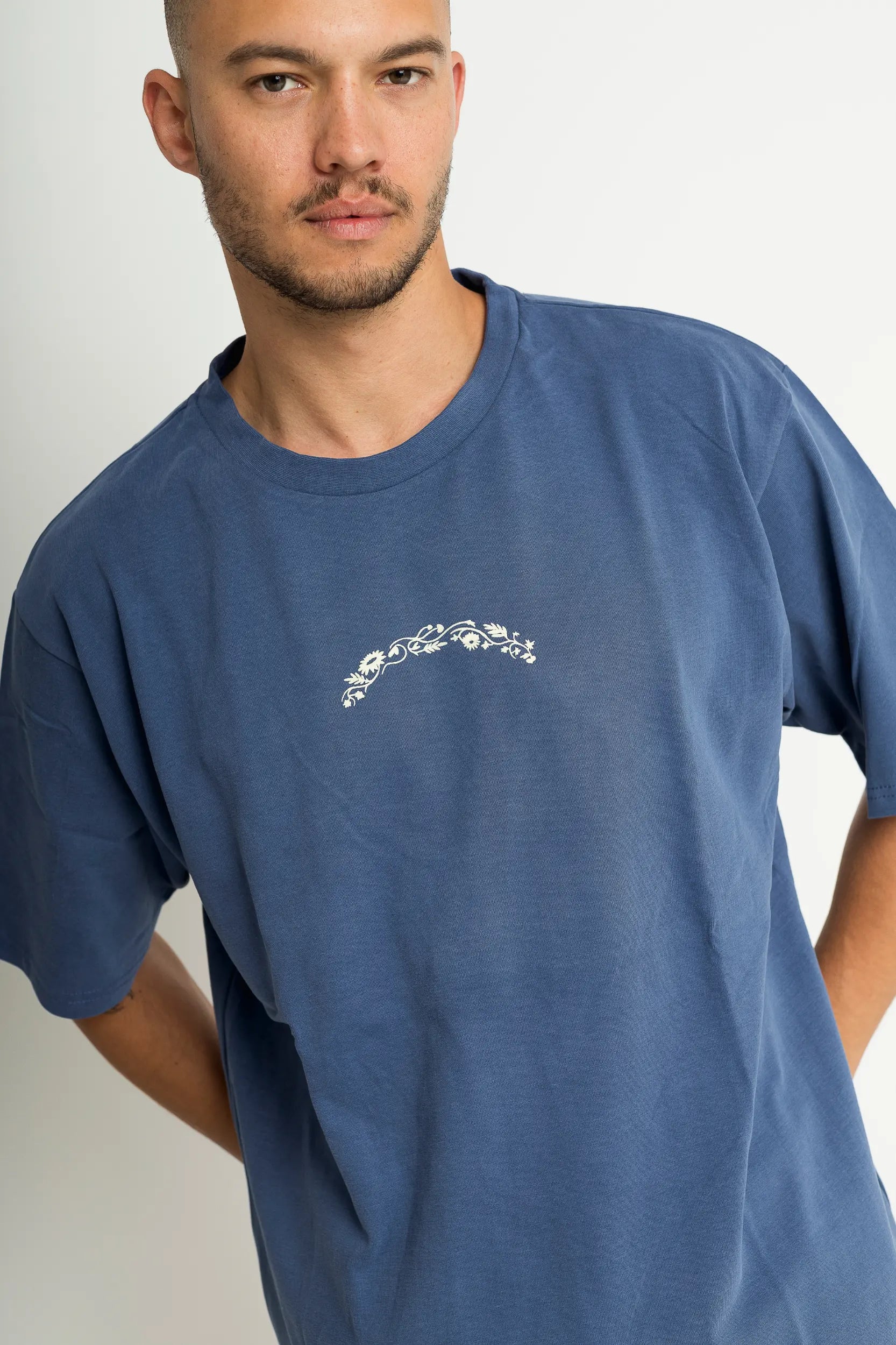 חולצה "פרחים" לגברים - כחול ווש