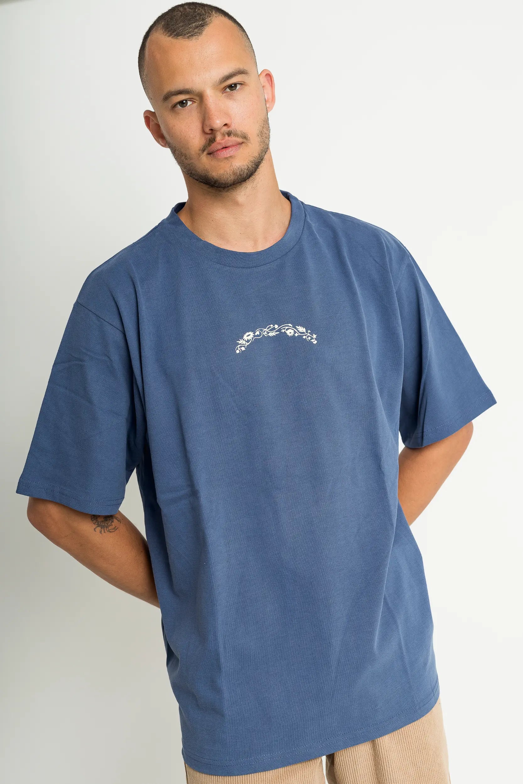 חולצה "פרחים" לגברים - כחול ווש