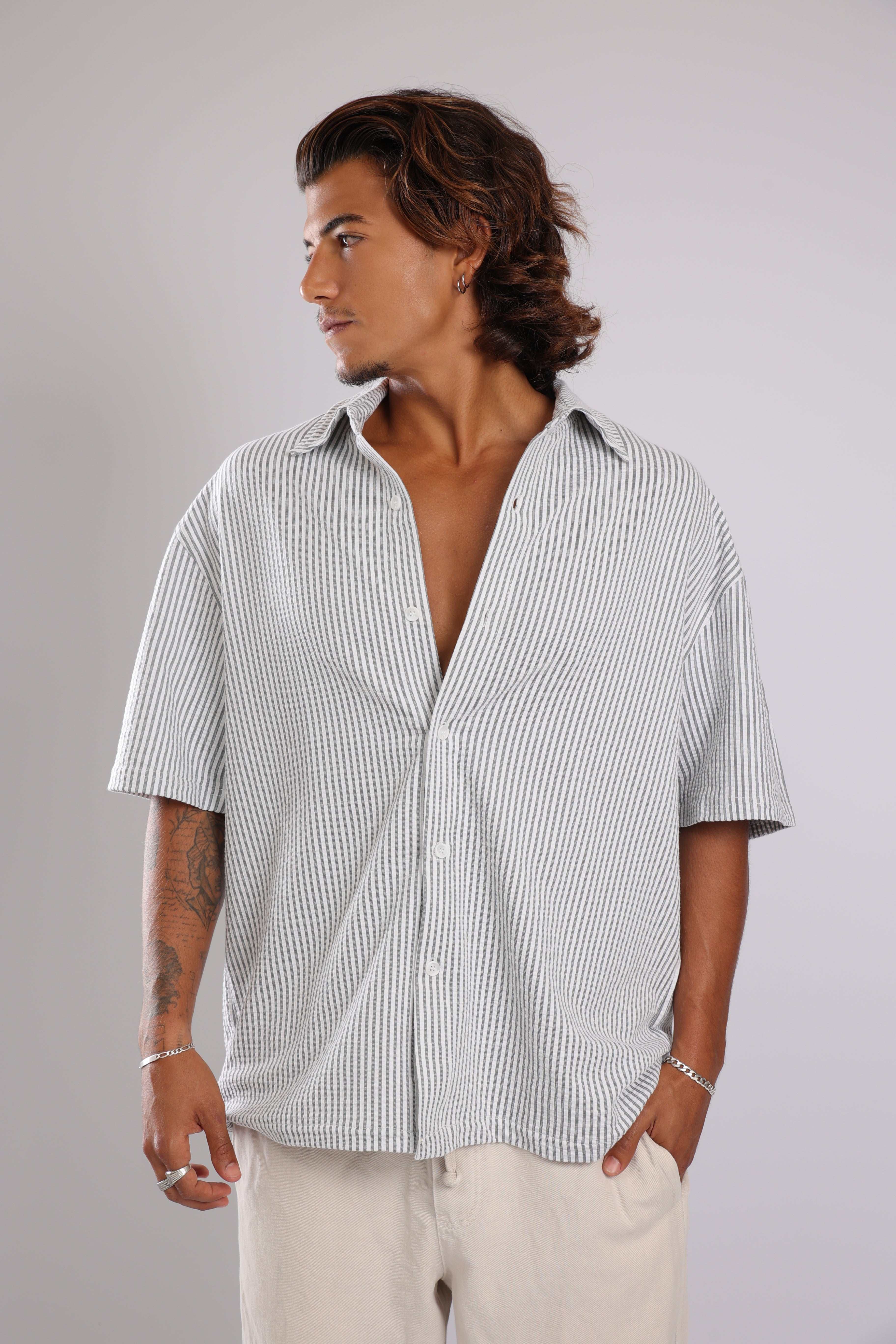 מכופתרת קצרה פסים - אפור