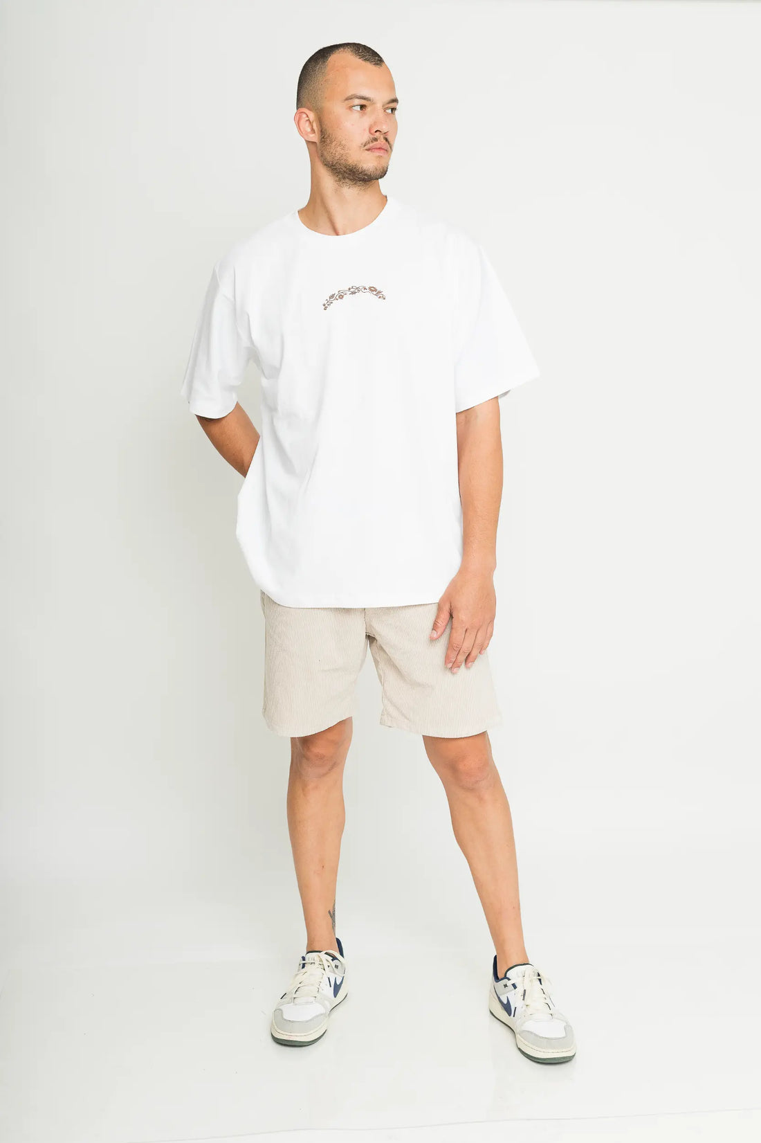 חולצה "פרחים" לגברים - לבן