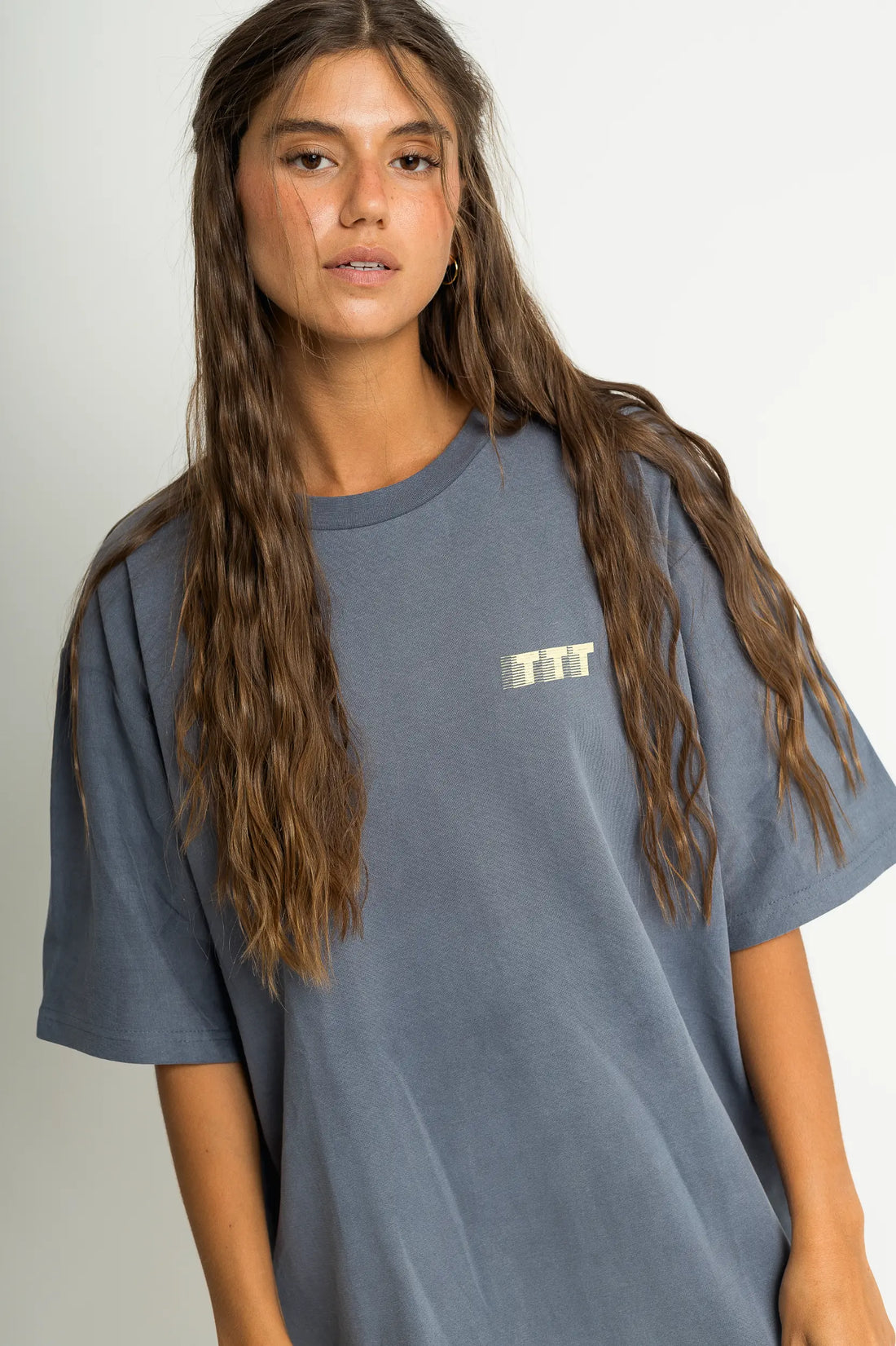 חולצה "פורמולה 1" לנשים - אפור ווש