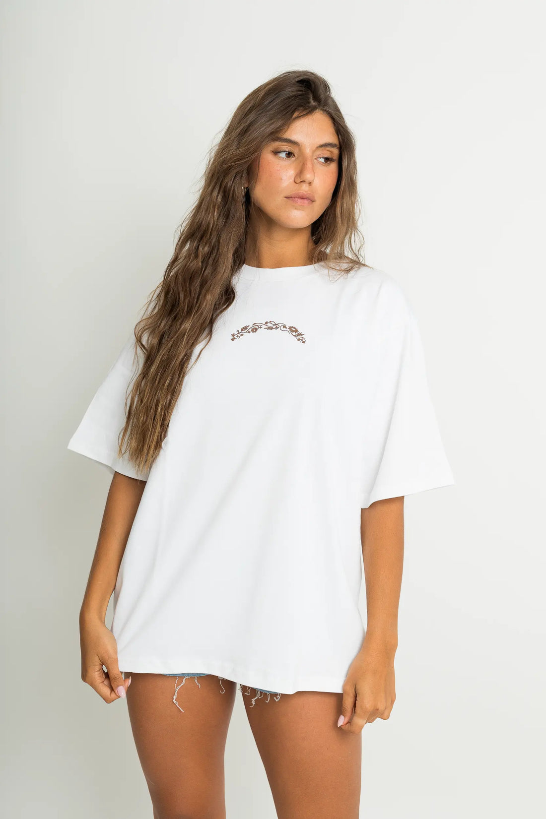 חולצה "פרחים" לנשים - לבן