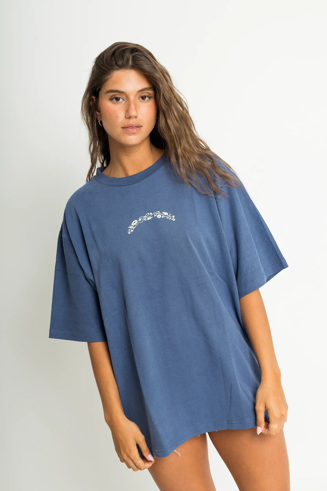 חולצה "פרחים" לנשים - כחול ווש