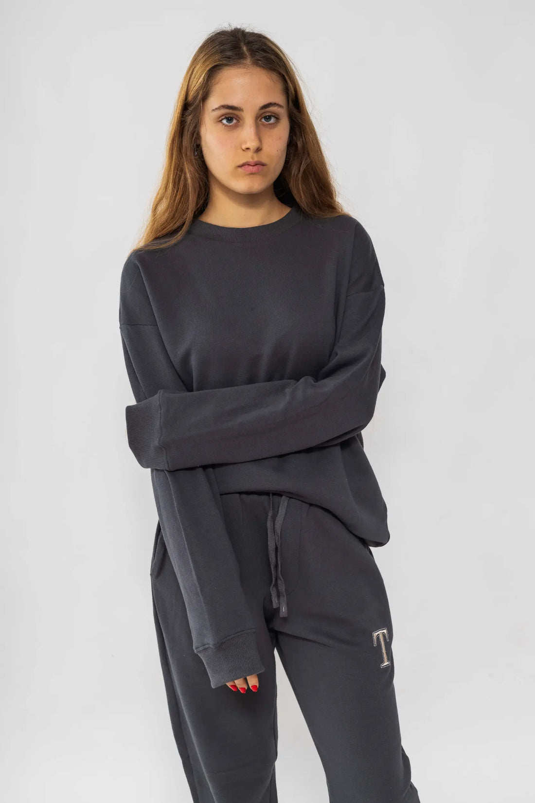 אפור פלדה T - סווטשירט בוקלה לנשים