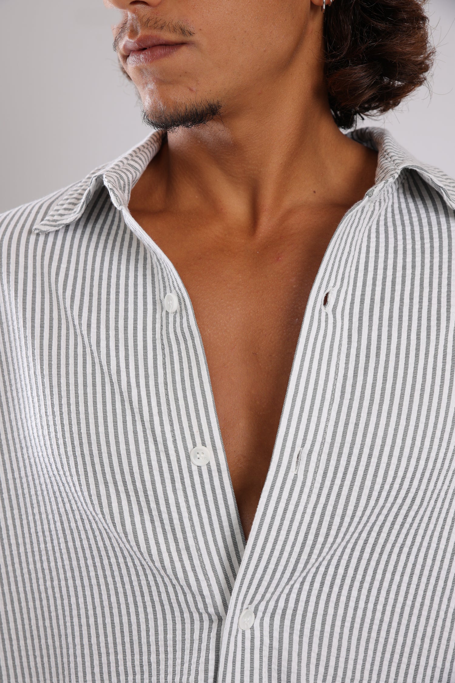 מכופתרת קצרה פסים - אפור