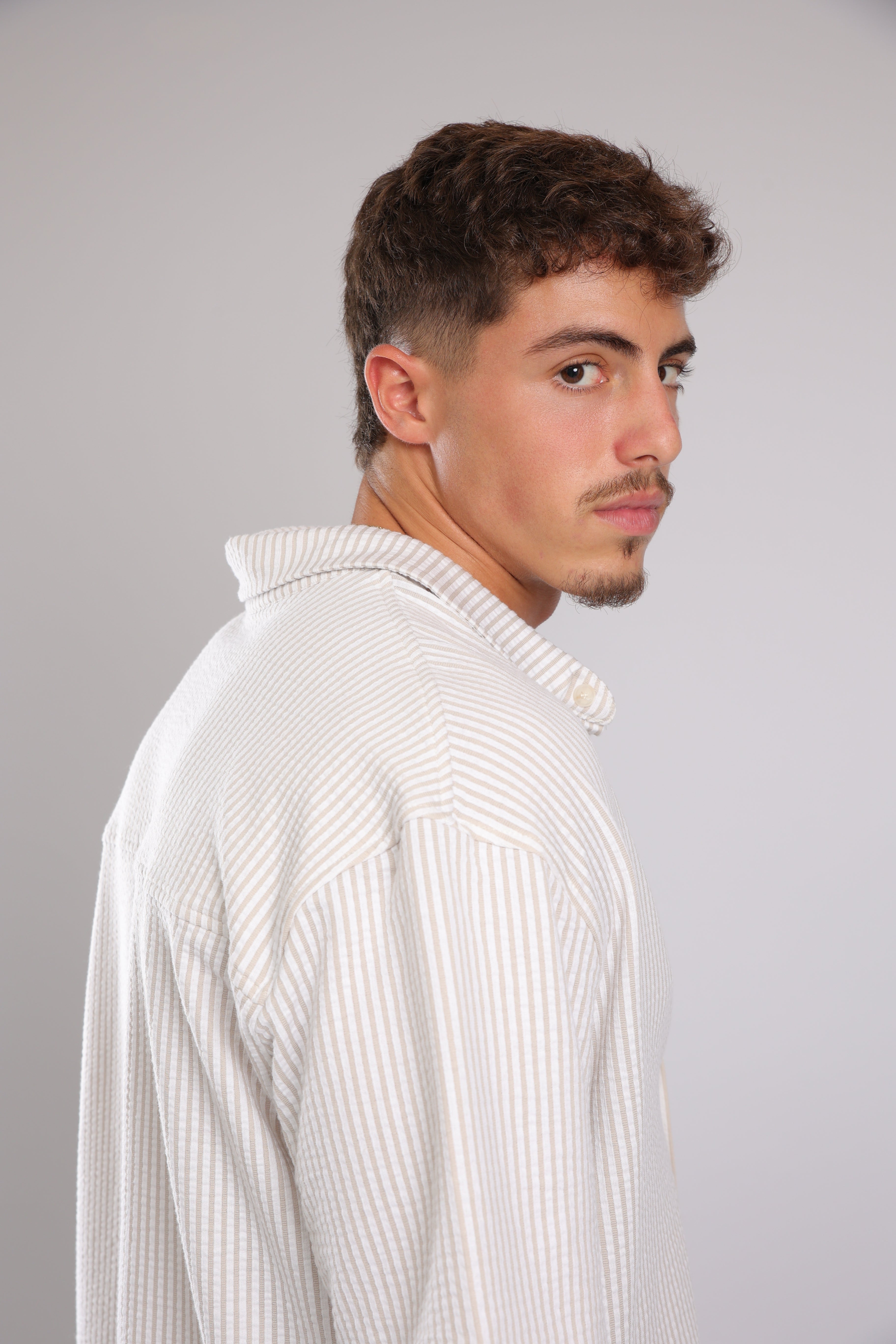 מכופתרת קצרה פסים - שמנת