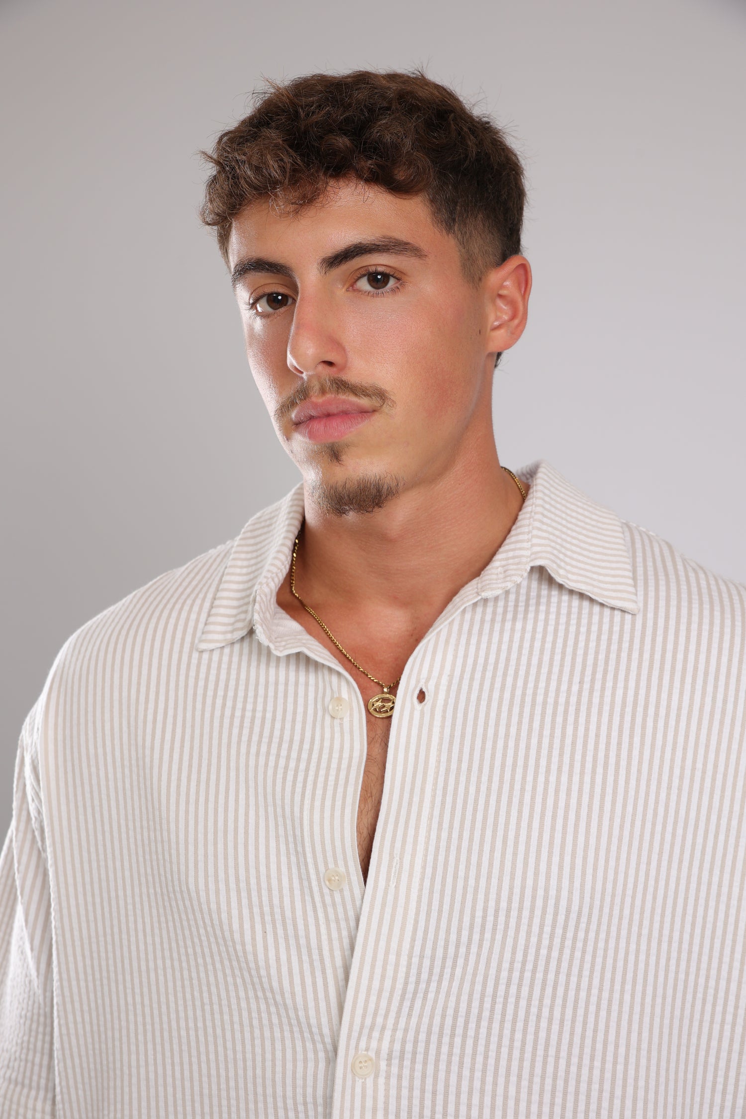 מכופתרת קצרה פסים - שמנת